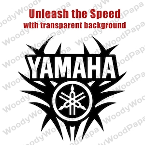 Pu&ograve; includere: Logo Yamaha nero con un design tribale. Il testo "Unleash the Speed" &egrave; sopra il logo in rosso, con "with transparent background" sotto. Il logo presenta il nome e l'emblema Yamaha.