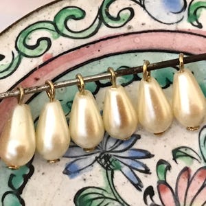 Vintage pearl drops charms, tiny pearl drops, lightweight pearl drops, 10pcs, Pearl bead drops, Small Teardrop Pearls