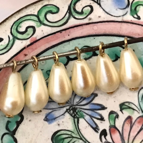 10 Vintage pearl drops charms