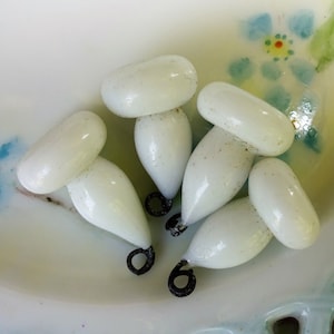 Perles vintage en verre pendantes, blanc laiteux NOS Nouveau Focal Mushroom. #1652