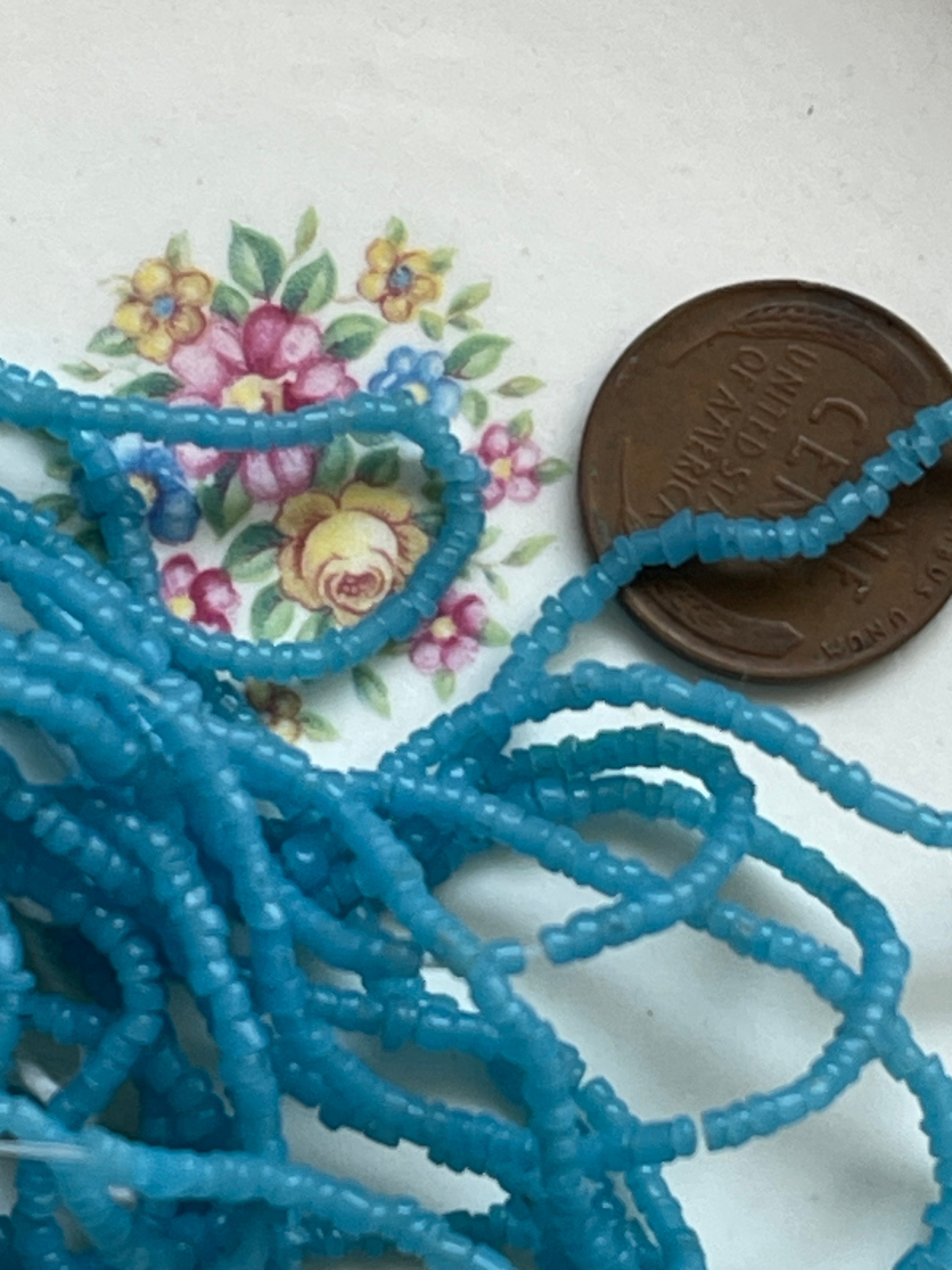 Lot De 900 Perles En Verre Anciennes à Facettes Creuses Bleues - 4 Mm - Occasion