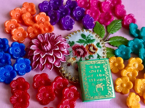 Vintage Lucite Buttons, Flower Buttons, Rose Buttons Vintage Lucite Buttons, Flower Buttons, Rose Buttons