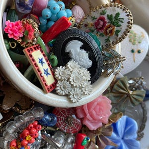 Vintage Findings Lot, 20pcs, Arts and Crafts lot, Huge lot of costume jewelry, Bead lot, Assemblage, assemblage beads, Art project, Grab bag