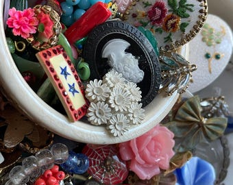 Vintage Findings Lot, 20pcs, Arts and Crafts lot, Huge lot of costume jewelry, Bead lot, Assemblage, assemblage beads, Art project, Grab bag