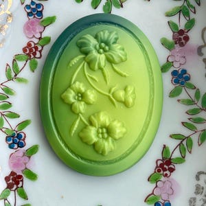 ライム クリーム、ライム クリーム カボション、40x30、花柄カボション、1 個、花モチーフ カボション、50 年代カボション、ガラス カボション、不透明ライム クリーム
