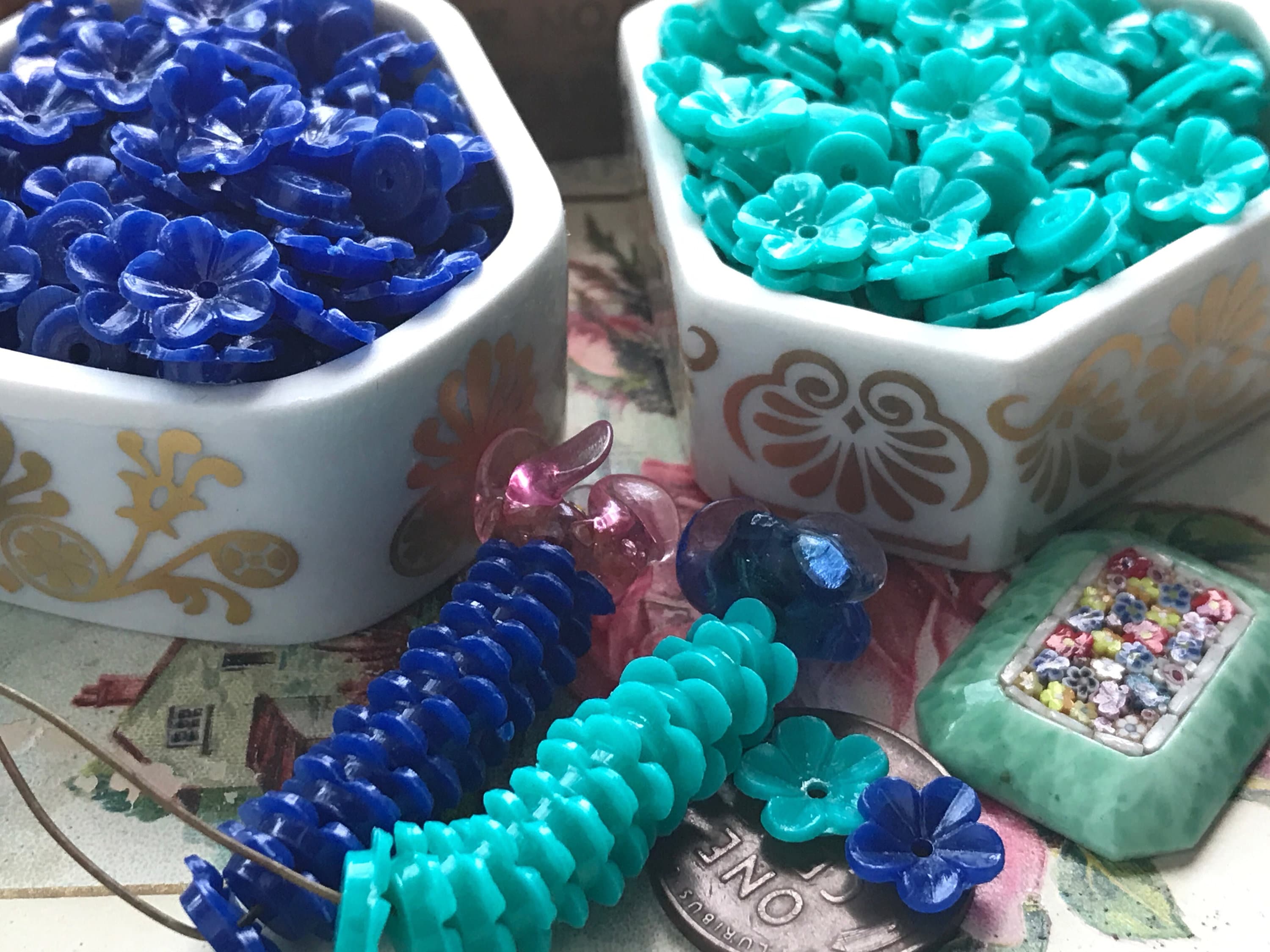 50 Vintage Flower Beads, Blue flower beads, 8mm beads, Floral Bead caps, spacer, vintagerosefindings