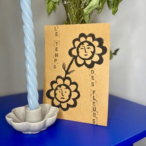 La época de las flores: cartel en linograbado con texto