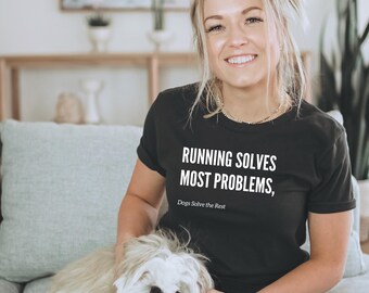 ランニングはほとんどの問題を解決します。残りは犬が解決します。T シャツ | 犬好きのシャツ | 犬の飼い主に最適なギフト | ランナー ドッグ シャツ | ペット好きのシャツ