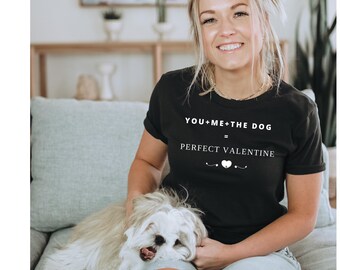 Tú + Yo + Perro = San Valentín perfecto Camiseta divertida para amantes de los perros / Camiseta unisex de algodón suave / Regalo perfecto para dueños de perros