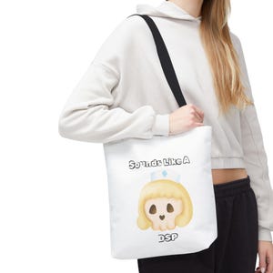 Könnte beinhalten: Weiße Einkaufstasche mit schwarzem Trageriemen. Die Tasche zeigt ein Cartoon-Bild eines Schädels mit einer Krankenschwestermütze und dem Text "Sounds Like A DSP".