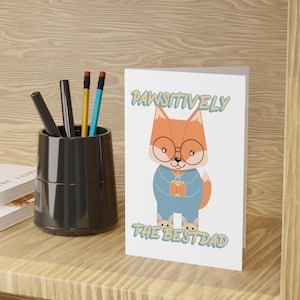 Lustige Vatertagskarte, Pawsitively The Best Dad, süßer Fuchs im Pyjama mit Kaffee, Punny Animal Dad Card von Kindern oder Frau