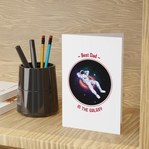 Tarjeta del Día del Padre: El mejor papá de la galaxia. Divertida tarjeta de astronauta espacial para papá.