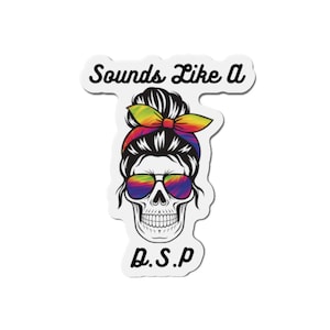 Könnte beinhalten: Ein weißer Aufkleber mit einem Totenkopf, der eine Sonnenbrille und eine Regenbogen-Schleife trägt. Der Text "Sounds Like A" steht über dem Totenkopf und "D.S.P" darunter. Der Totenkopf hat eine Messy-Bun-Frisur.