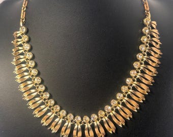 Collar Lisner de 16 pulgadas en tono dorado y diamantes de imitación transparentes.