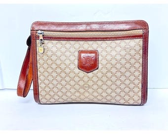 Clutch Celine Macadam Triomphe em lona com detalhes em couro marrom e bege, em excelente estado de conservação.