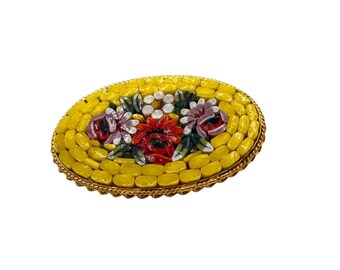 Broche vintage italiano com micromosaico floral em tom de ouro amarelo, estilo alfinete oval.