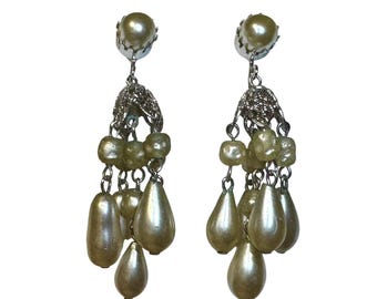 Lustre vintage assinado pela CATHE com pérolas artificiais e queda de 2 1/2"