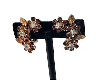Brincos de pressão vintage Weiss NY com topázio fumê e strass em formato de flor, estilo aurora boreal.