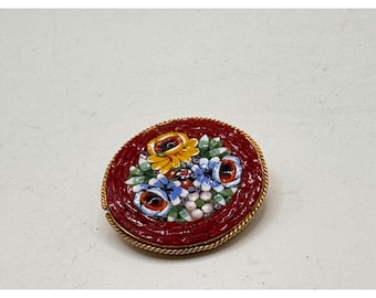 Broche vintage italiano micro mosaico floral em vidro vermelho, azul e amarelo com detalhes em dourado.