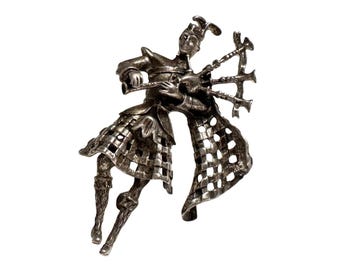 Broche vintage Alice Caviness em prata esterlina com figura de gaiteiro escocês, em excelente estado de conservação.