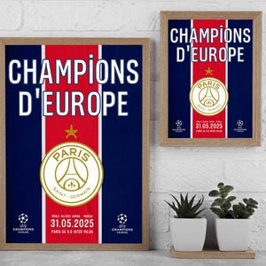 Peut inclure: Deux affiches encadrées avec des cadres en bois. Les affiches présentent un fond bleu marine avec une bande rouge et blanche, le texte "CHAMPIONS D'EUROPE" et un emblème doré. La date "31.05.2025" est également visible.