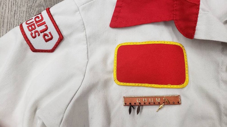 Vintage 70s 80s Chums camp shirt w patches beige red S