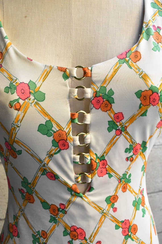 Vintage 60s floral plunge O ring detail one piece… - image 3
