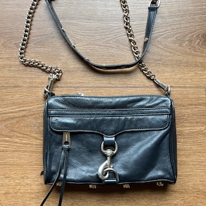 Bolso bandolera de piel negra con asa de cadena de Rebecca Minkoff