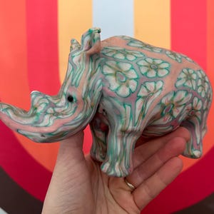 Vela novedosa con figura de rinoceronte psicodélico vintage de los años 90, hecha a mano