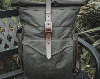 Oilskin rugzak met roltop – handgemaakte donkerolijfkleurige gewaxte canvas rugzak