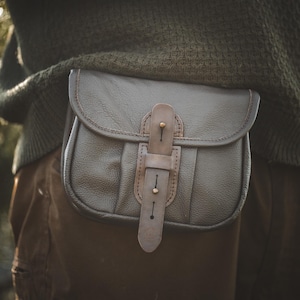 Riñonera de piel en color marrón oscuro.