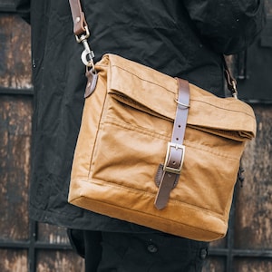 Handtas van geolied canvas – Handgemaakte beige Heritage Field Bag met leren schouderriem