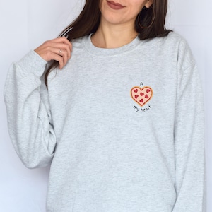 Bluza z nadrukiem Pizza Heart, bluza z okrągłym dekoltem, odzież Love Food, sweter w kształcie serca Pizza, prezent dla smakoszy, top dla miłośników pizzy, zabawna bluza