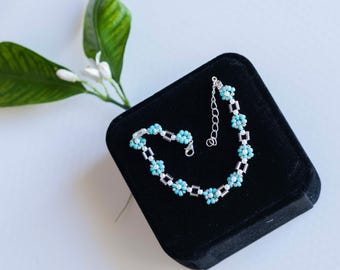 Beaded flower bracelets, Daisy bracelets, floral bracelets, aesthetic flower bracelets, gifts for loved ones, birthday and wedding gifts.
