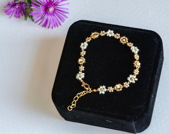 Beaded flower bracelets, Daisy bracelets, floral bracelets, aesthetic flower bracelets, gifts for her, birthday gifts, and wedding gifts.