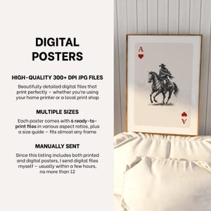 K&ouml;nnte beinhalten: Ein gerahmtes digitales Poster mit einem Spielkarten-Design, das ein Herz-Ass und einen Cowboy auf einem Pferd zeigt. Das Poster wird auf einer wei&szlig;en Oberfl&auml;che angezeigt. Text lautet "DIGITAL POSTERS". Das Poster hat einen goldenen Rahmen.