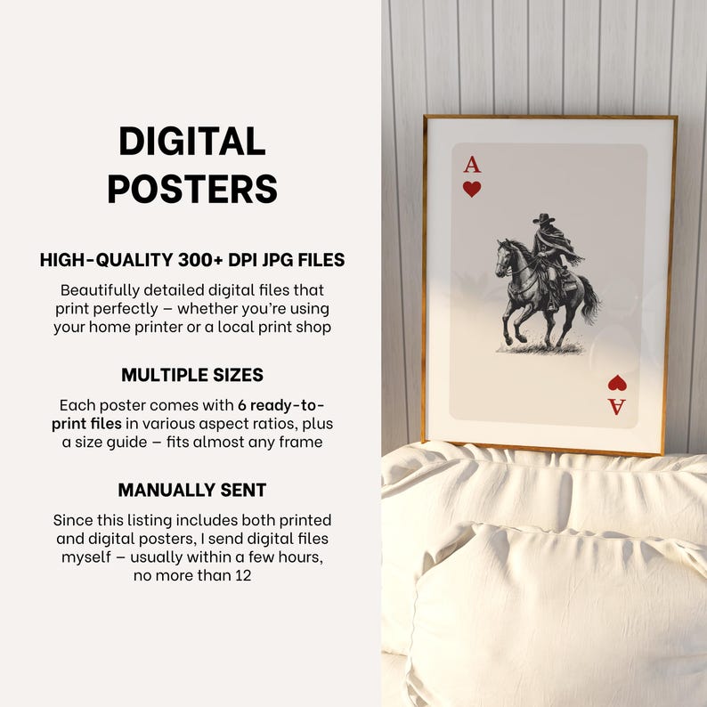 K&ouml;nnte beinhalten: Ein gerahmtes digitales Poster mit einem Spielkarten-Design, das ein Herz-Ass und einen Cowboy auf einem Pferd zeigt. Das Poster wird auf einer wei&szlig;en Oberfl&auml;che angezeigt. Text lautet "DIGITAL POSTERS". Das Poster hat einen goldenen Rahmen.