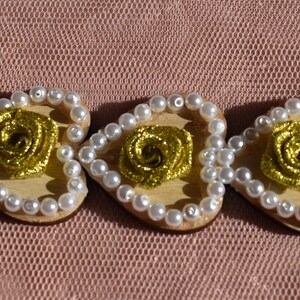 Decorazione nuziale di cuori e rose in giallo