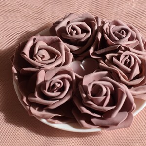 Piatto decorativo con grandi rose e  cuore di candela