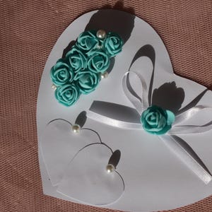 Cuore in cartoncino per decorazione matrimonio color menta con rose