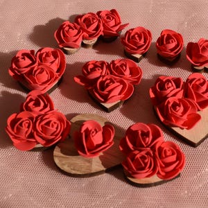 set decorativo con rose rosse