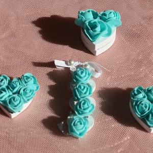Decorazione di nozze cuori e rose color menta
