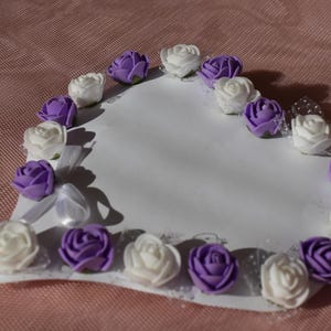 Cuore nuziale con rose viola e bianche