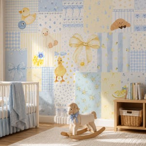 Könnte beinhalten: Ein Wandbild mit einem Patchwork-Muster aus hellblauen und gelben Quadraten mit Illustrationen von gelben Enten, einem Croissant, großen Schleifen, Zitronenscheiben und Blumenmotiven. Das Design umfasst Vichy-Karos, Streifen und kleine Blumen.