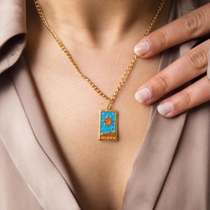 Colar de Tarô Feito à Mão | A Carta do Sol | Pingente Dourado Único | Presente de Joia Espiritual | Colar Dourado Delicado