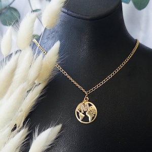 Collier Carte du Monde et Initiale Personnalisée – Collier Terre avec Lettre Cadeau Aventure Collier Globe Personnalisé Cadeau pour Voyageur