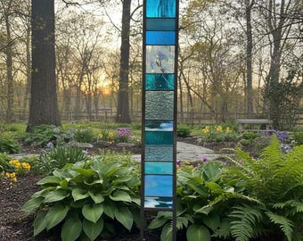 Escultura de jardín con vidrieras