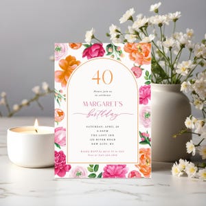 Puede incluir: Una invitación floral de cumpleaños con un marco dorado en forma de arco y flores coloridas en tonos rosa, naranja y verde. La invitación dice "40" y "Margaret's Birthday".