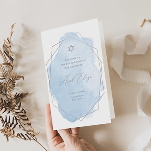 Plantilla editable para programa de Bat Mitzvah: acuarela azul con marco geométrico plateado, diseño de página plegada, descarga digital n.° 012