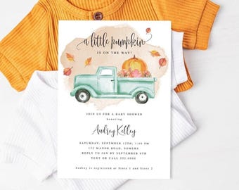 Puede incluir: Invitación a baby shower con una ilustración en acuarela de una camioneta aguamarina que transporta una calabaza y flores. El texto dice "a little pumpkin is on the way!" e incluye los detalles del evento para Audrey Kelley.